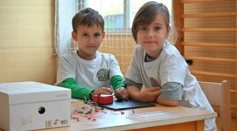 Još ne idu u školu, ali robote programiraju kao od šale!