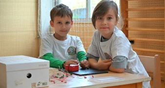 Još ne idu u školu, ali robote programiraju kao od šale!