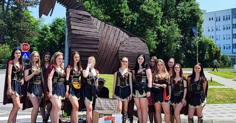 Maturanti izradili trojanskog konja i s njim stigli pred bolnicu s poklonima