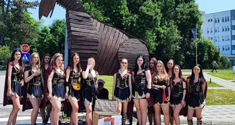 Maturanti izradili trojanskog konja i s njim stigli pred bolnicu s poklonima