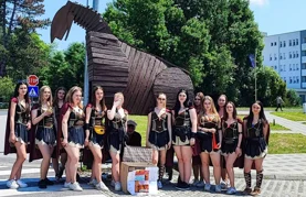 Maturanti izradili trojanskog konja i s njim stigli pred bolnicu s poklonima