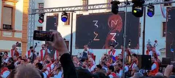 Nastup &bdquo;Orkestra 100 violina&rdquo; oduševio posjetitelje na varaždinskom Korzu