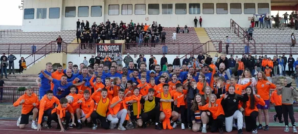 Slavlje nogometaša Varteksa s navijačima na varaždinskom stadionu Sloboda