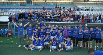 Slavlje nogometaša Varteksa s medaljama i peharom za osvojen naslov prvaka 3. nogometne lige Sjever