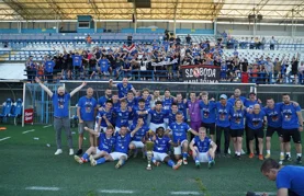 Slavlje nogometaša Varteksa s medaljama i peharom za osvojen naslov prvaka 3. nogometne lige Sjever