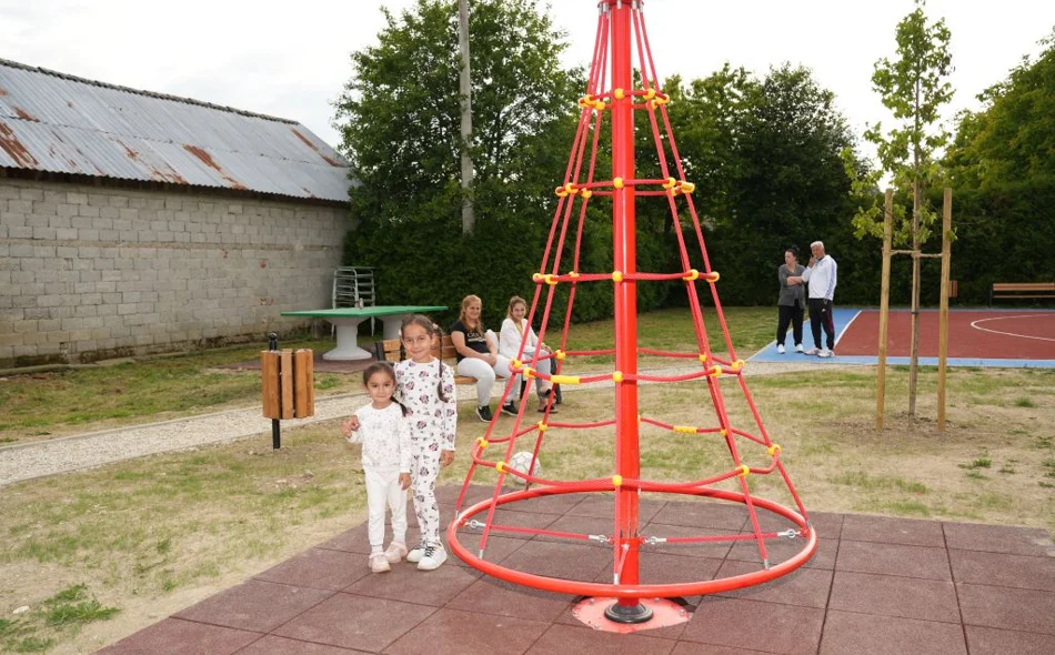 Završeno uređenje igrališta i košarkaškog terena u Zbelavi