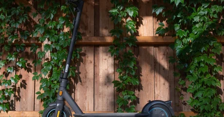 Romobilom udario u auto pa završio u bolnici