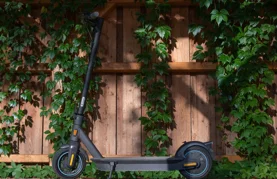 Romobilom udario u auto pa završio u bolnici