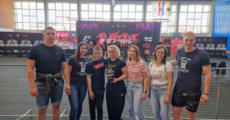 Ivančica Koren (u sredini) u društvu obitelji, trenera i prijatelja na natjecanju u Bjelovaru 