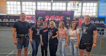 Ivančica Koren (u sredini) u društvu obitelji, trenera i prijatelja na natjecanju u Bjelovaru 