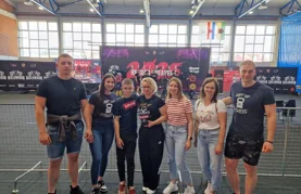 Ivančica Koren (u sredini) u društvu obitelji, trenera i prijatelja na natjecanju u Bjelovaru 