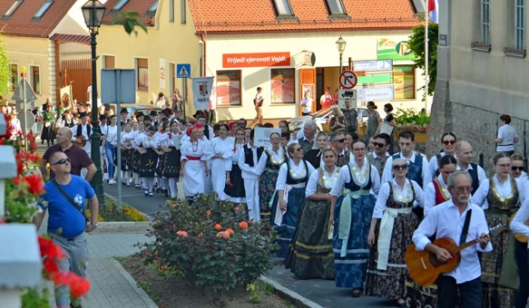 Mimohod sudionika gradskim ulicama uz nastup na glavnome trgu