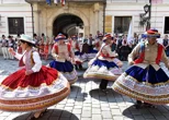 Folklorne grupe iz Poljske, Škotske, Litve i Uskršnjih otoka predstavljaju svoje plesove i tradiciju