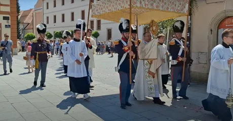 Biskup Bože Radoš predvodio je Tijelovsku procesiju varaždinskim ulicama
