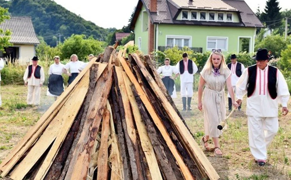 Proslava blagdana uz uprizorenje tradicionalnog paljenja ivanjskog krijesa