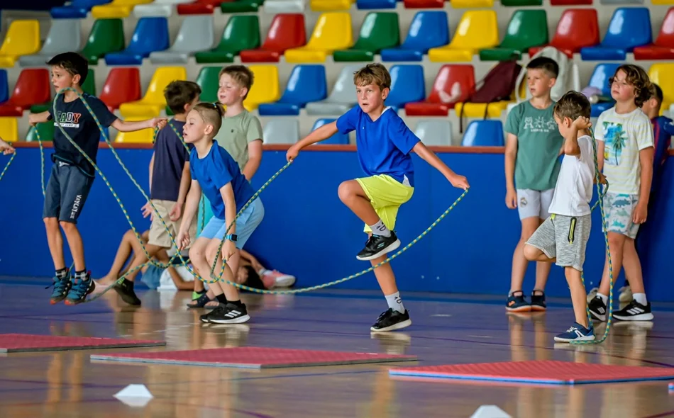 FOTO Stotinjak osnovnoškolaca uživalo u sportskim aktivnostima, ali i edukativnim radionicama