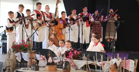 Mimohod folklornih skupina uz koncerte Pejakovića i Učiteljica