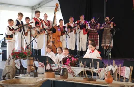 Mimohod folklornih skupina uz koncerte Pejakovića i Učiteljica