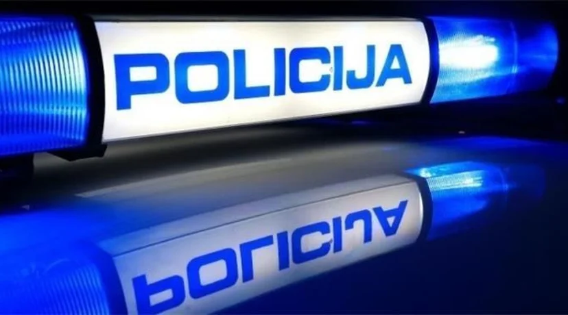 Udario u kamion i završio u odvodnom kanalu