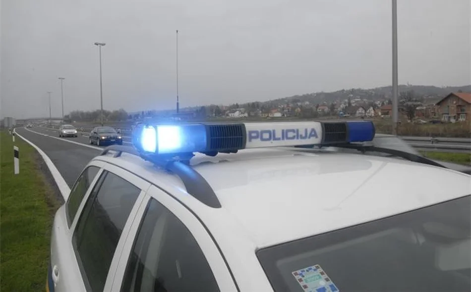 U Lužanu 21-godišnja vozačica pretjecala pa završila u jarku na krovu