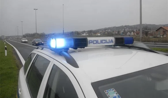 Prilikom pretjecanja teretnim vozilom udario biciklisticu