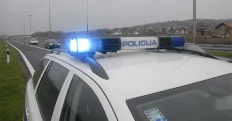 U Lužanu 21-godišnja vozačica pretjecala pa završila u jarku na krovu