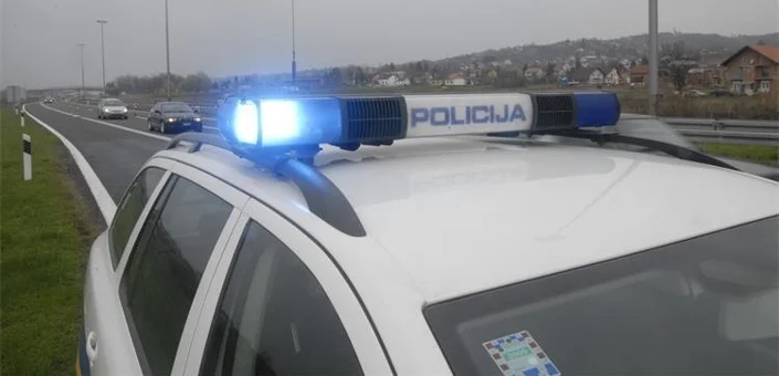 Djevojka uzrokovala lančani sudar, auto se rotirao po cesti