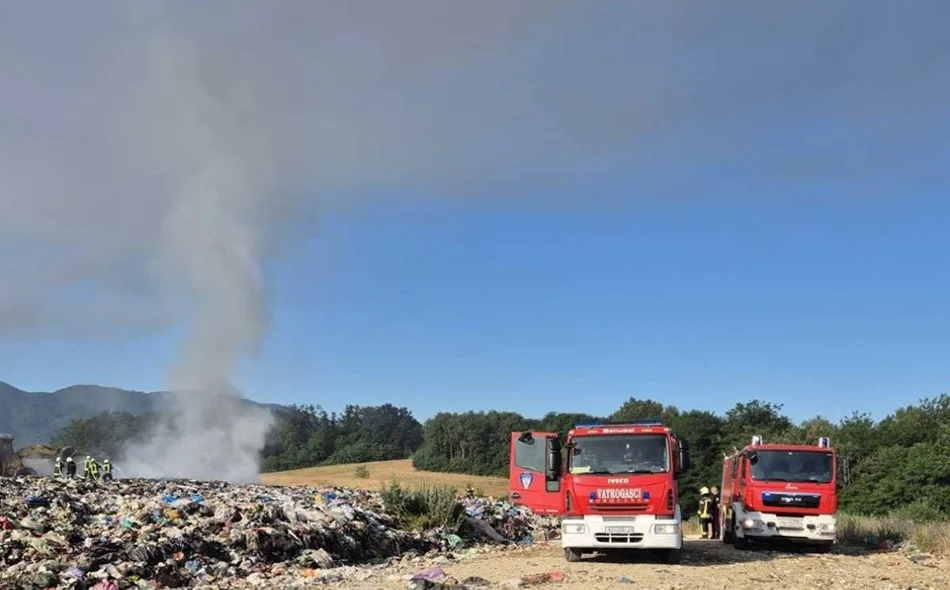 Gorjelo odlagalište otpada u Jerovcu, na terenu i policija
