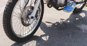 Policija mu ukinula vozačku, a on se motociklom zabio u auto