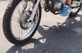 Policija mu ukinula vozačku, a on se motociklom zabio u auto