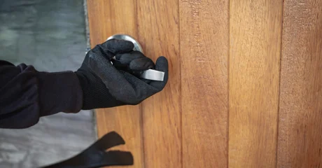 Dok je bila u dvorištu, lopov joj iz kuće ukrao novčanik