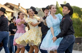 FOTO: Folklorni ritmovi iz cijelog svijeta odjekivali topličkim trgom