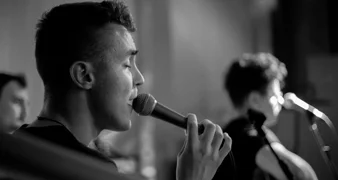 Emotivni vokal Coolinsa kod kazališne fontane