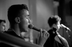 Emotivni vokal Coolinsa kod kazališne fontane