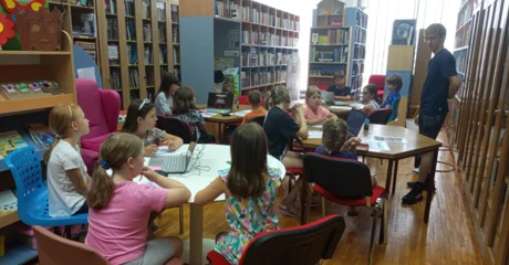 Mali istraživači otkrivaju svijet uz knjige i tehnologiju