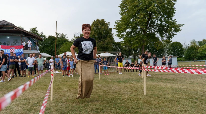 FOTO: U Strmcu Podravskom se skakalo u vreći, bacao panj i ispijao gemišt