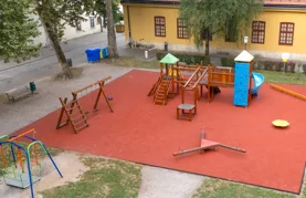 Nova gumena podloga na dječjem igralištu u Habdelićevoj