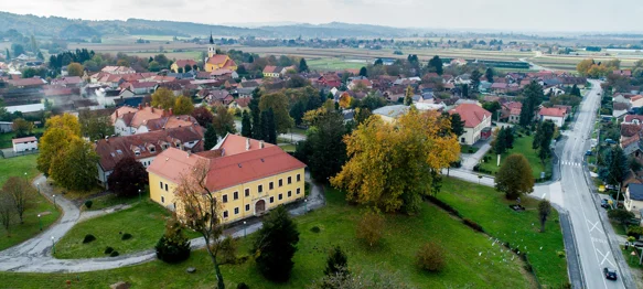 Općina koja je obilježena dubokim starenjem stanovništva, ali i izraženim useljavanjem