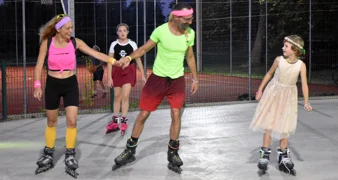 FOTO: Disco večer na rolama privukla sve generacije