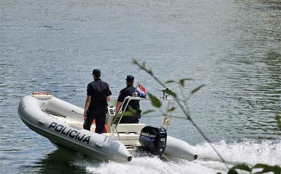 S mosta skočio u derivacioni kanal i u jednom trenutku nestao pod vodom