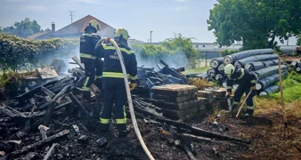 FOTO I VIDEO Gorjeli željeznički pragovi u Varaždinu, vatra zaustavljena prije širenja