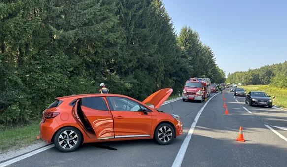 Auto završio na krovu, a petero osoba u bolnici
