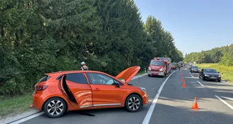 Auto završio na krovu, a petero osoba u bolnici