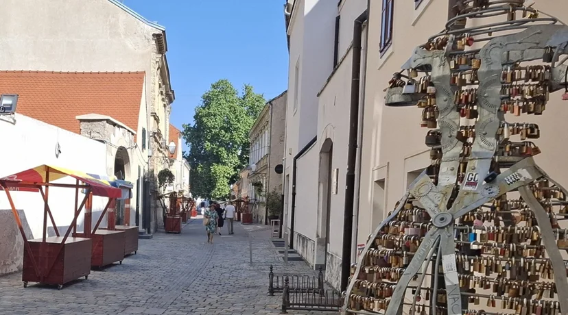 FOTO Kućice i štandovi su tu, lunapark niče, a uskoro će i glavna pozornica