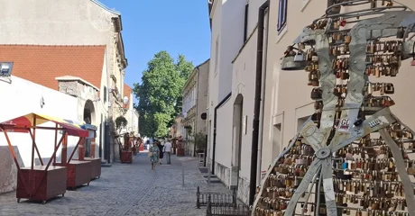 FOTO Kućice i štandovi su tu, lunapark niče, a uskoro će i glavna pozornica