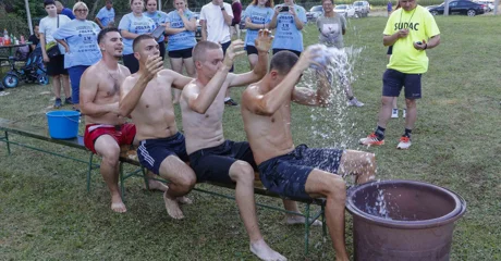 “Lizno okretni gemišt s jabukama”, hranjenje male djece v Zagorju, vožnja tački s putnikom na slijepo: Sve to u Stažnjevcu!