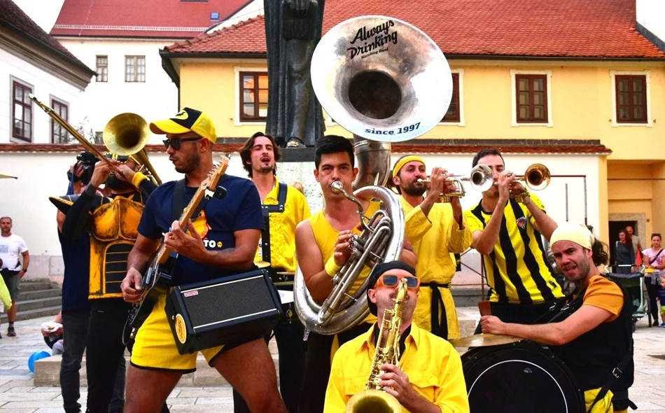 FOTO Veselo je, a ovi ulični zabavljači dodatno podižu atmosferu