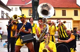 FOTO Veselo je, a ovi ulični zabavljači dodatno podižu atmosferu