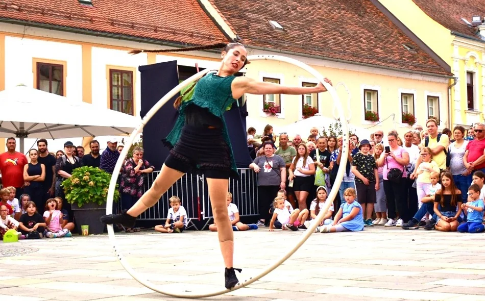 FOTO Veselo je, a ovi ulični zabavljači dodatno podižu atmosferu