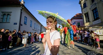 Urban i Minea na Starome gradu, &bdquo;Komušanje mozga&rdquo; kod vile Bedeković